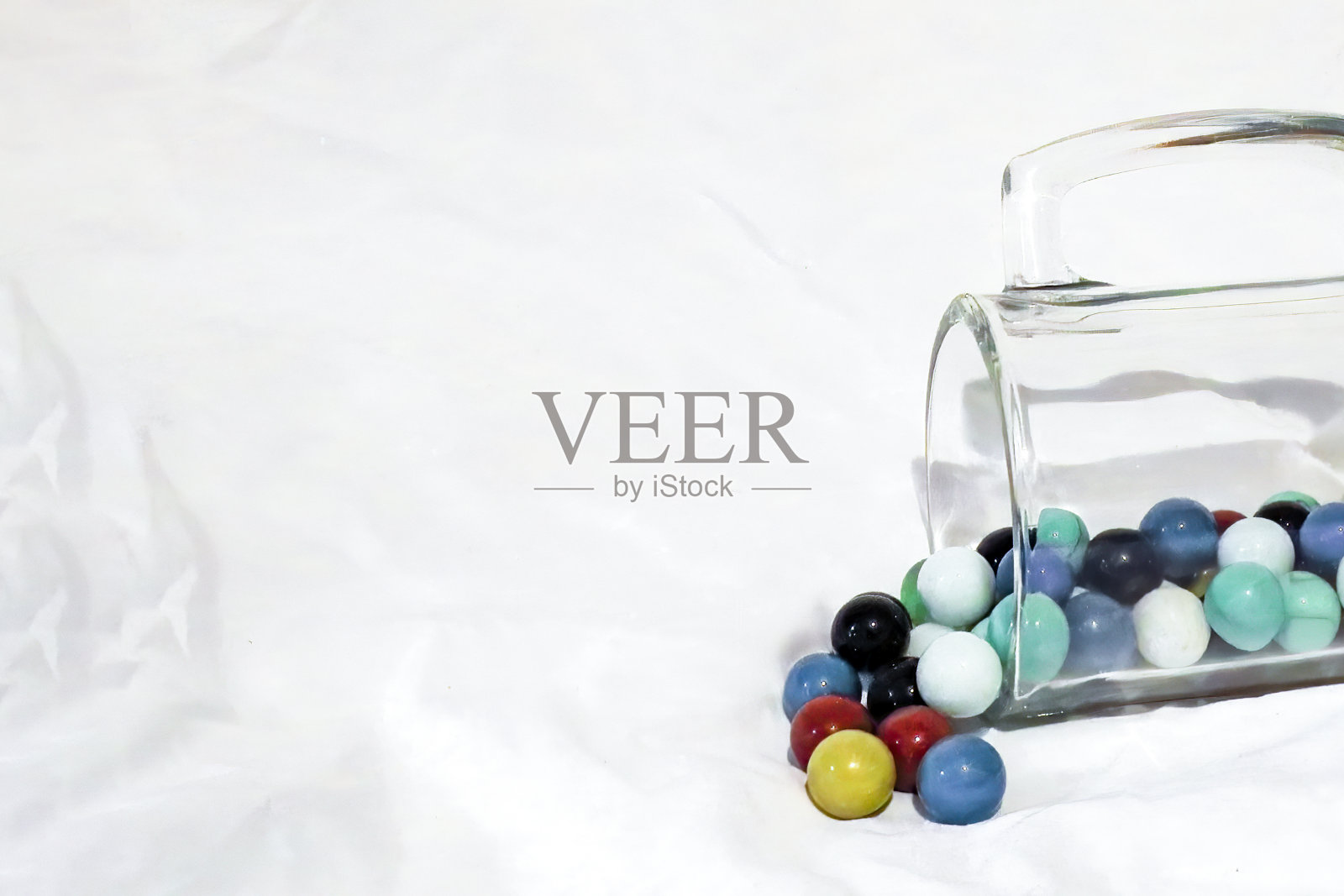 溢出的弹珠照片摄影图片