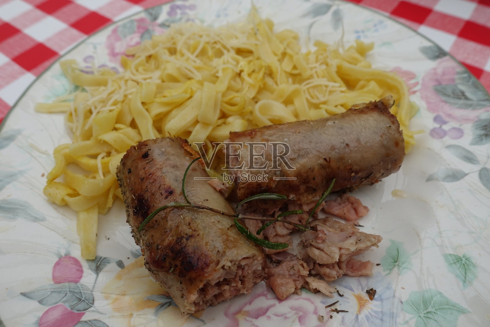 烤通心粉配意大利扁面条和磨碎的奶酪照片摄影图片