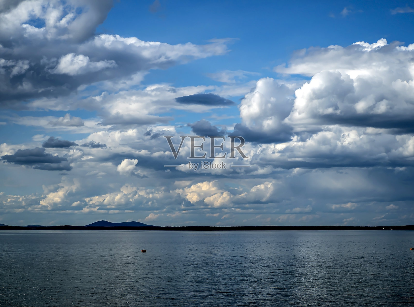 天空有引人注目的白色和灰色的云照片摄影图片