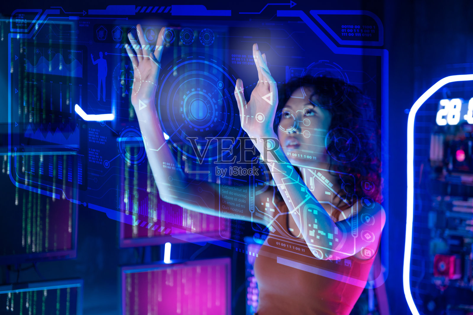 一名亚洲女性正在虚拟现实屏幕上触摸界面，技术未来概念。照片摄影图片