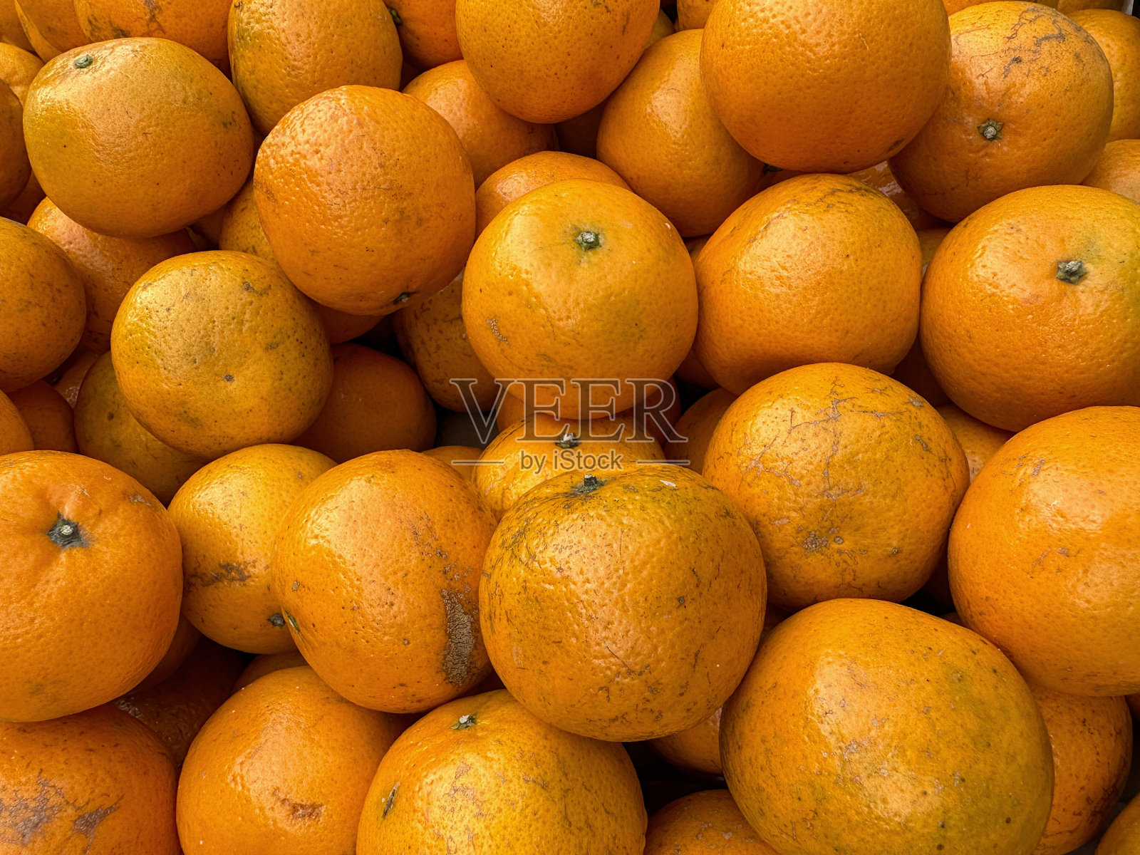 新鲜农产品市场展示的一堆蜜橘(柑桔)的全画幅图片，高架视图照片摄影图片