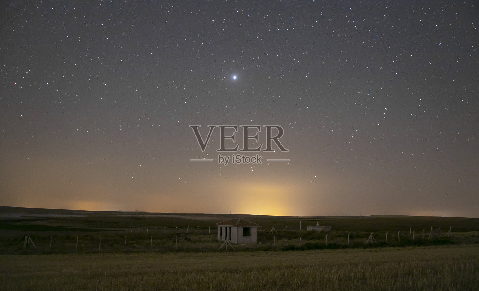 一所荒无人烟的房子，满天繁星照片摄影图片