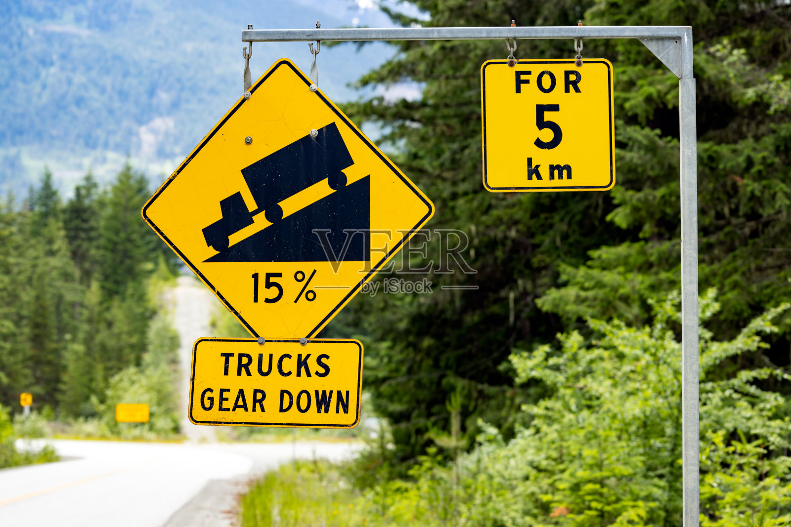加拿大不列颠哥伦比亚省99号高速公路上陡坡下降使用低速交通标志照片摄影图片