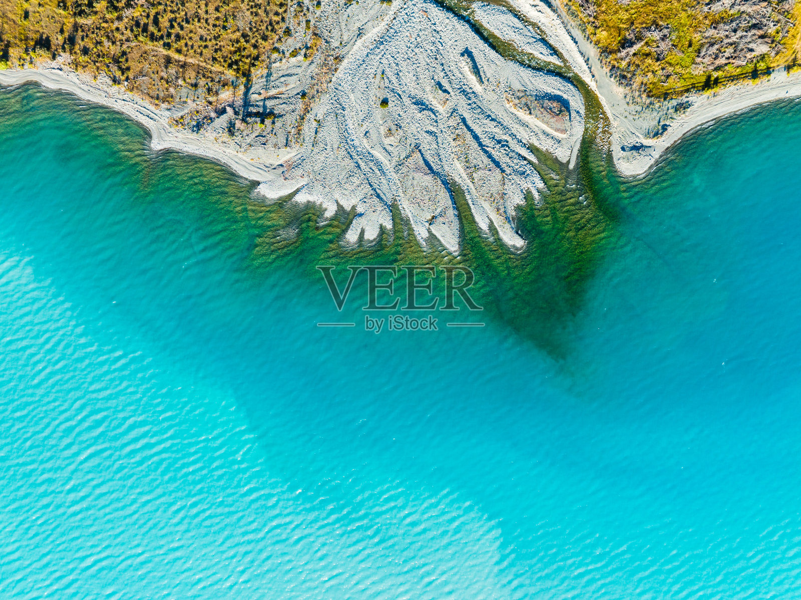 融冰形成河流。照片摄影图片