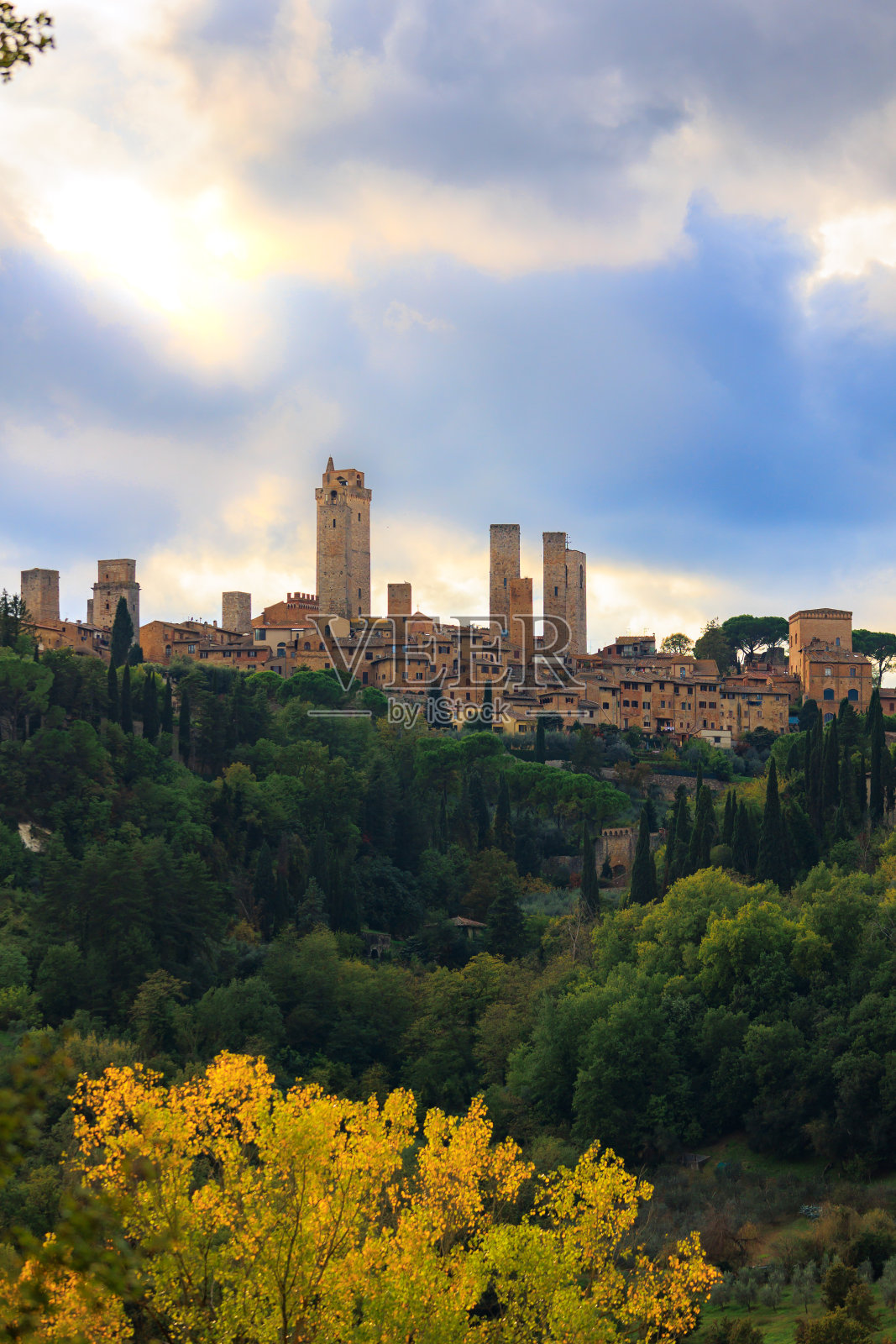 远处的托斯卡纳老城区照片摄影图片