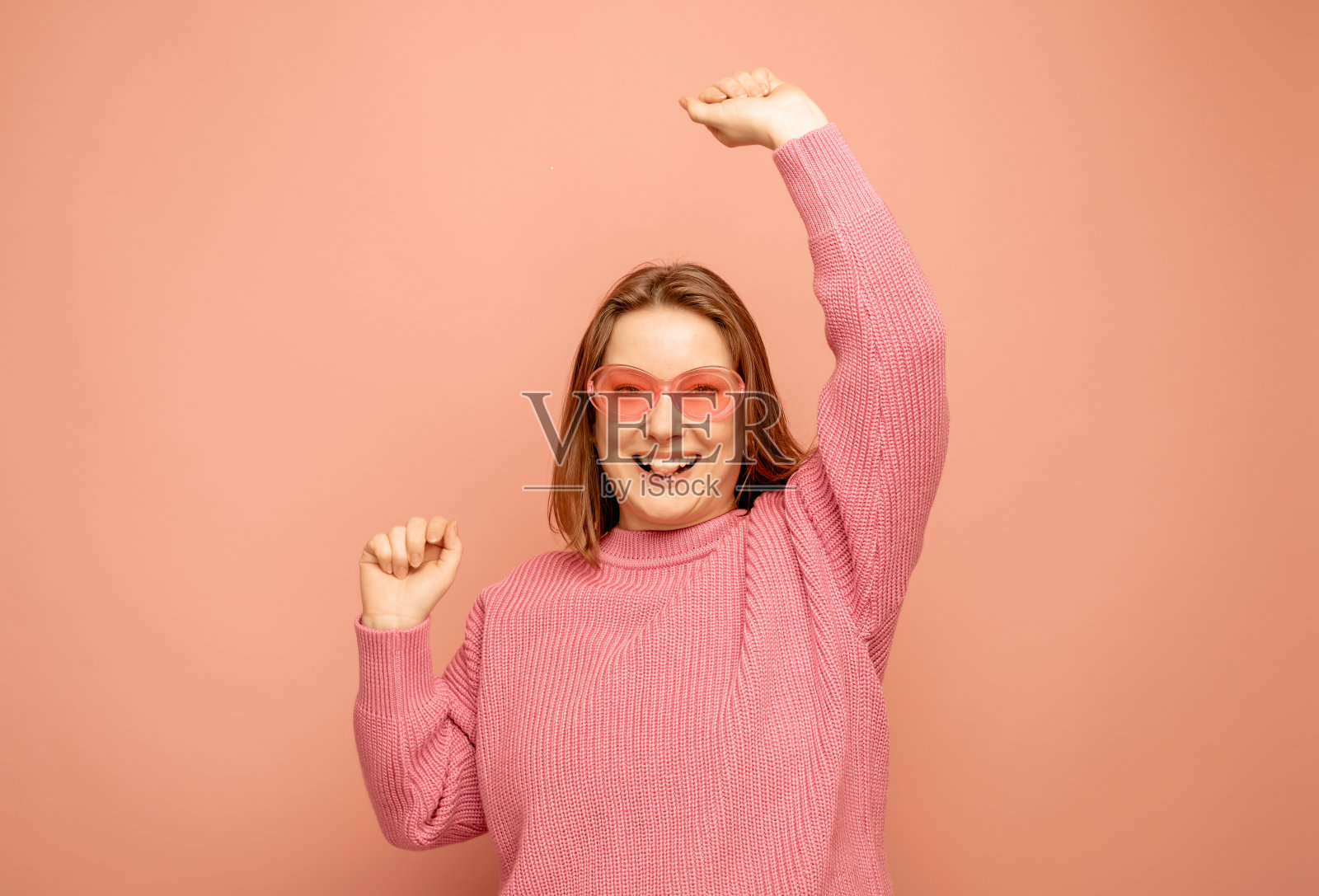 女人欣喜若狂地庆祝成为赢家。照片摄影图片
