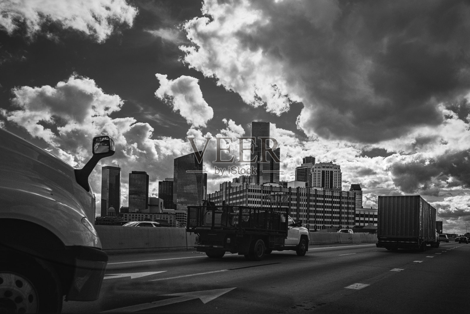 复古风格的黑白相间的德克萨斯州休斯顿市中心建筑和城市天际线，在大都市高速公路上有戏剧性的云照片摄影图片