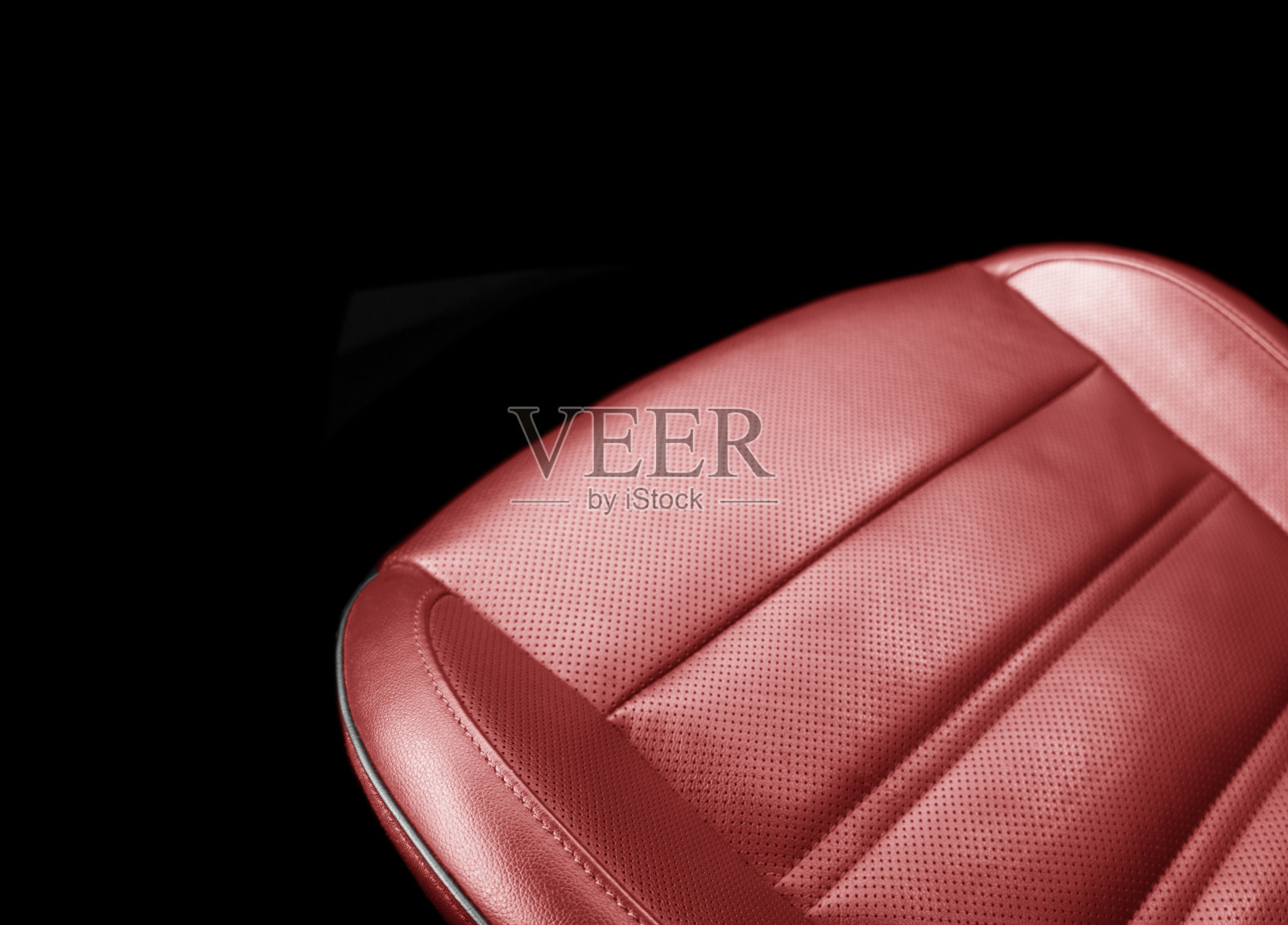 现代奢华的红色皮革内饰。部分红色真皮汽车座椅细节与缝合。名车内饰。舒适的红色穿孔皮革座椅。穿孔皮革。照片摄影图片