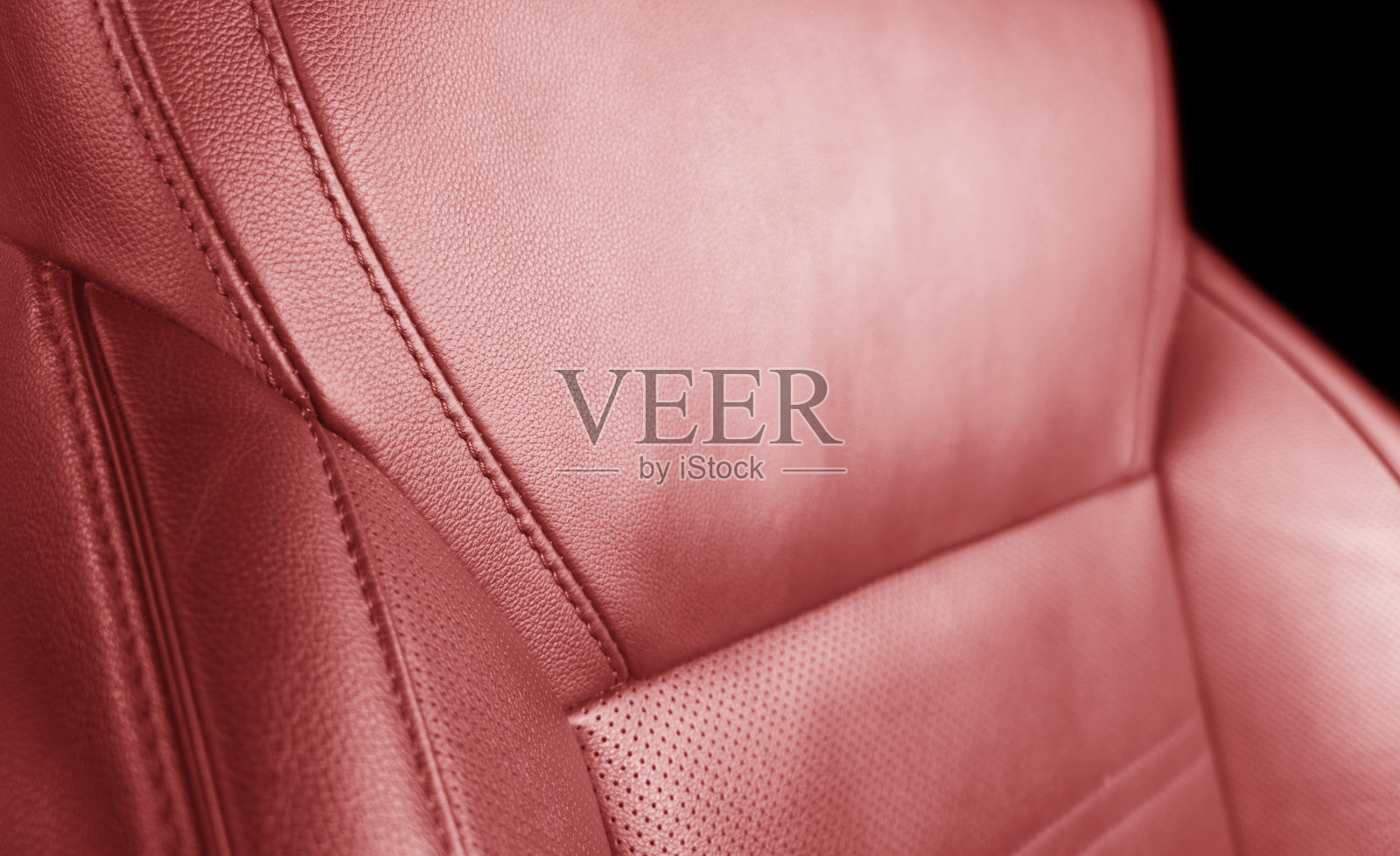 现代奢华的红色皮革内饰。部分红色真皮汽车座椅细节与缝合。名车内饰。舒适的红色穿孔皮革座椅。穿孔皮革。照片摄影图片