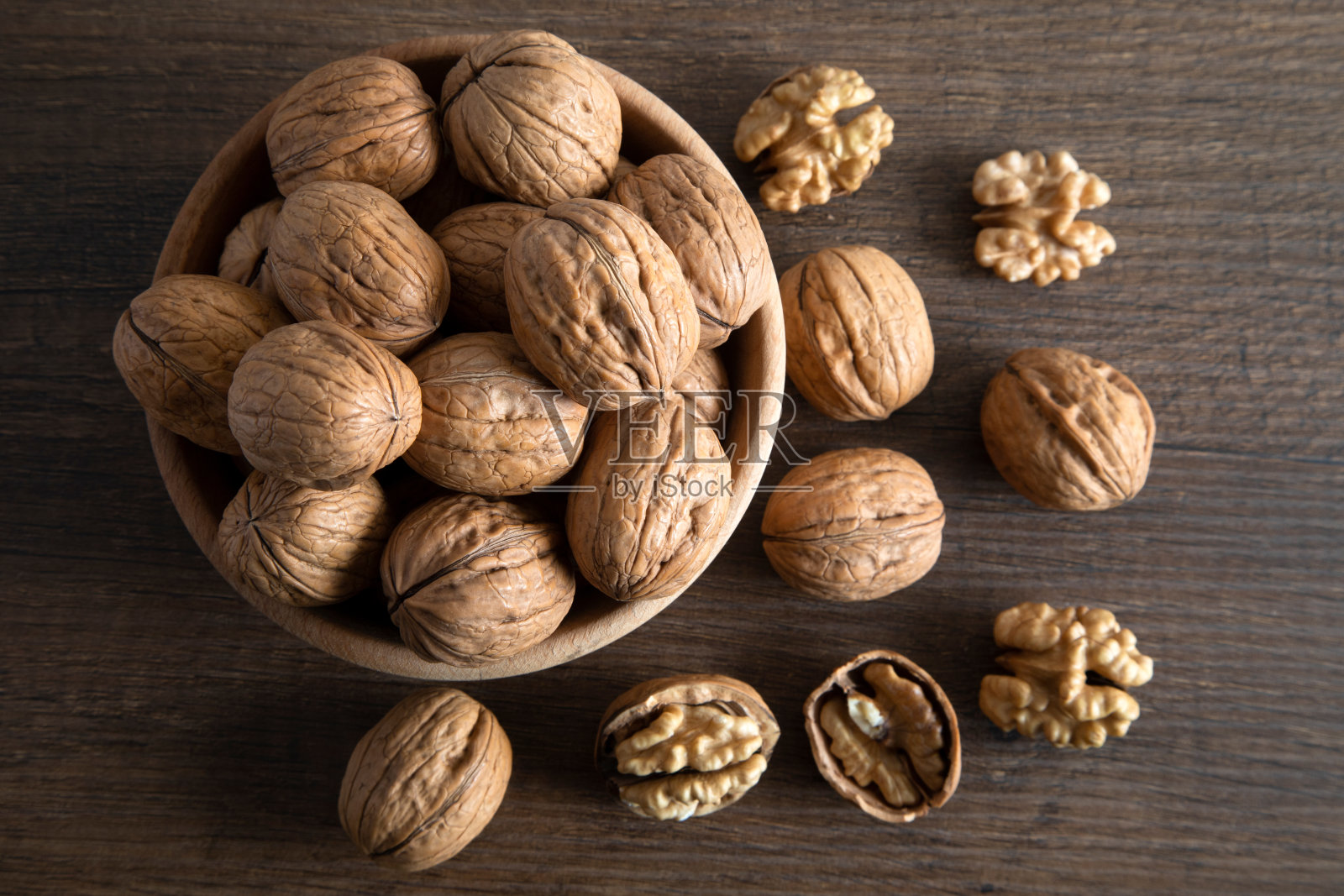 剥核桃和剥核桃的木质背景，俯视图照片摄影图片