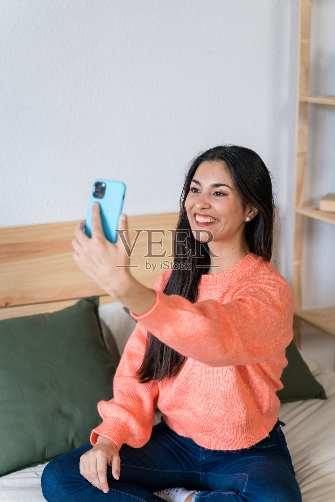 微笑的女人用智能手机自拍照片摄影图片