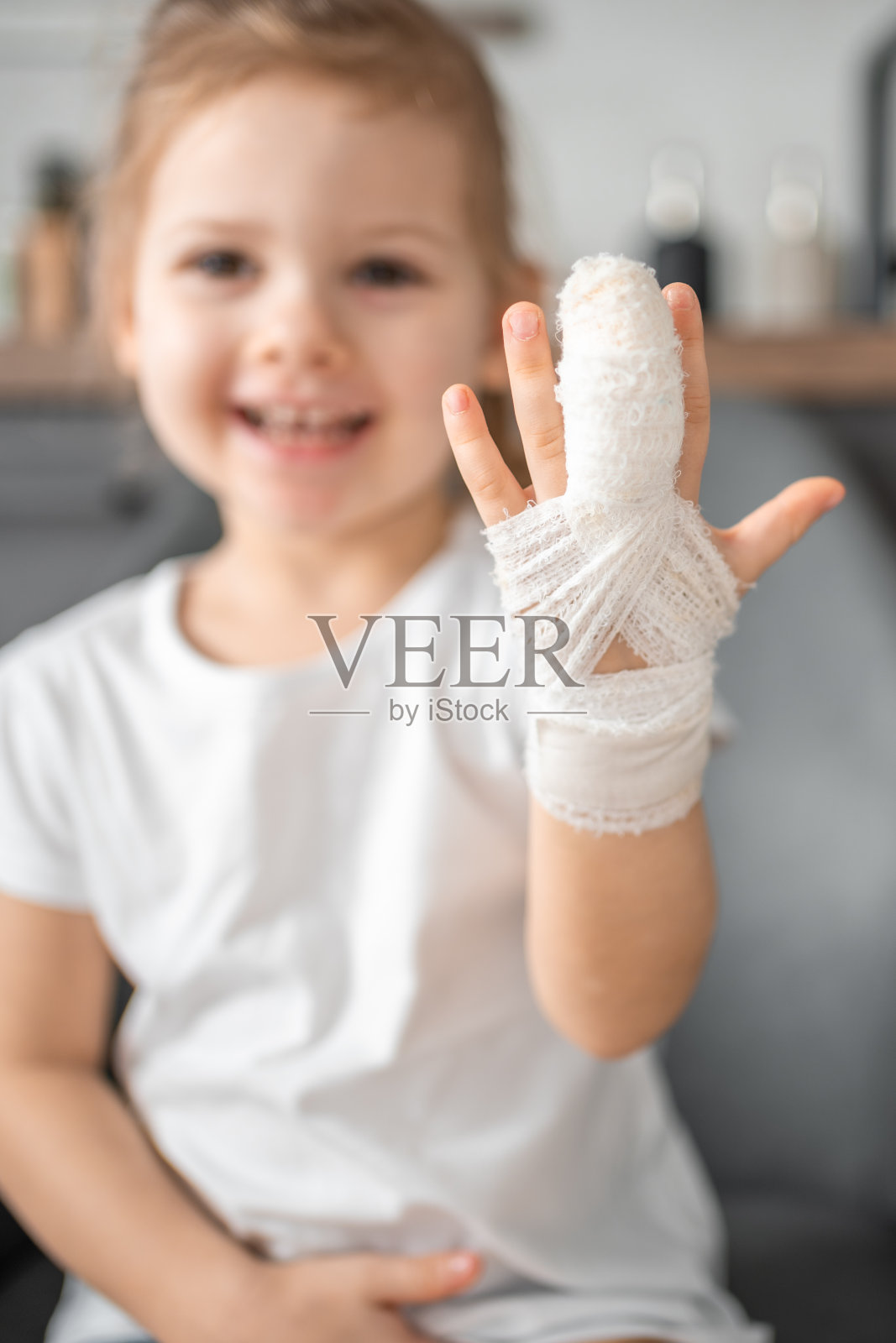 在医院看医生，手指受伤的小女孩照片摄影图片