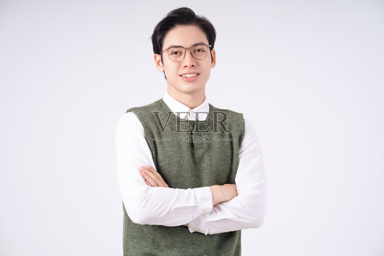 白色背景上的年轻亚洲男子的图像照片摄影图片