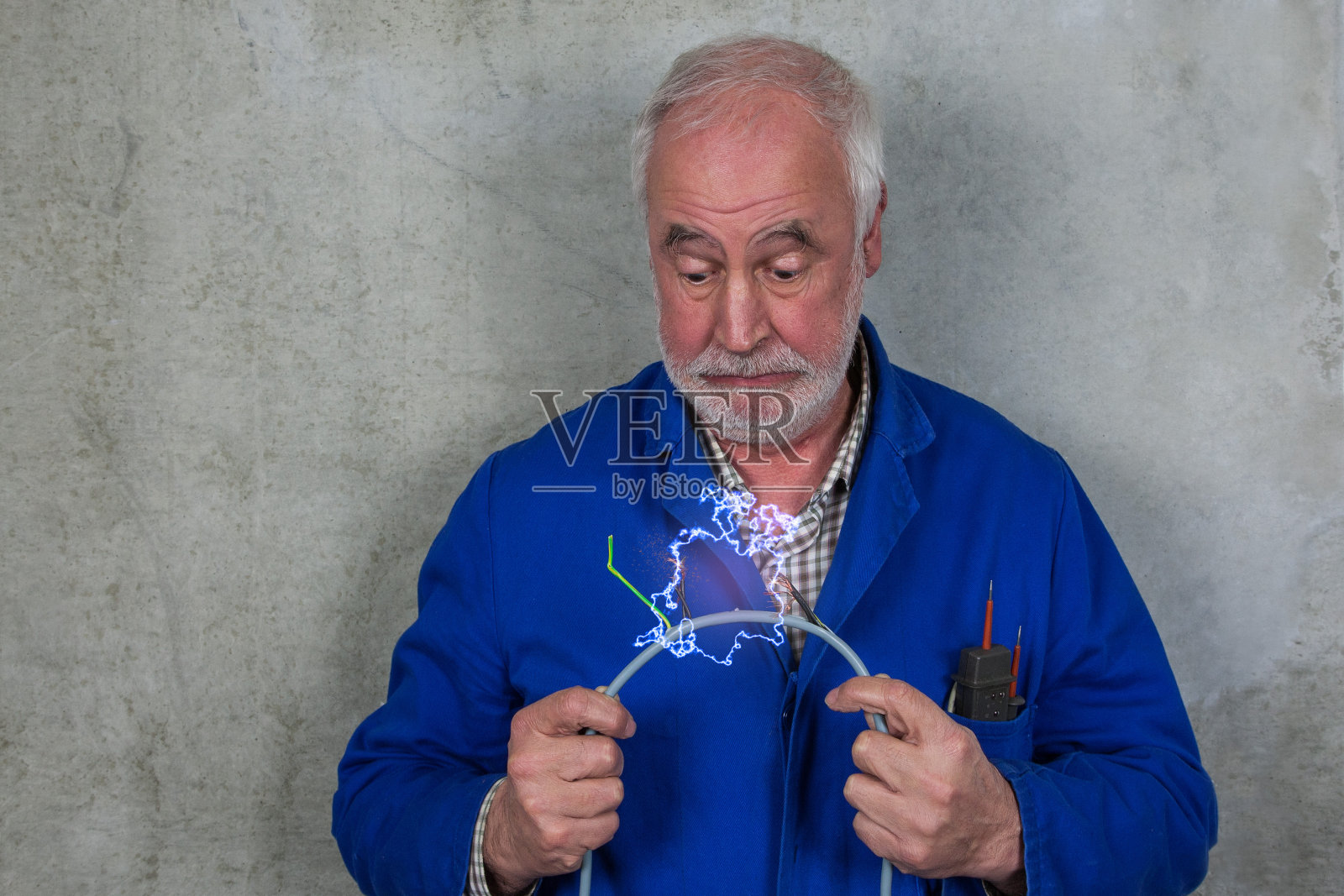 老电工有危险。照片摄影图片