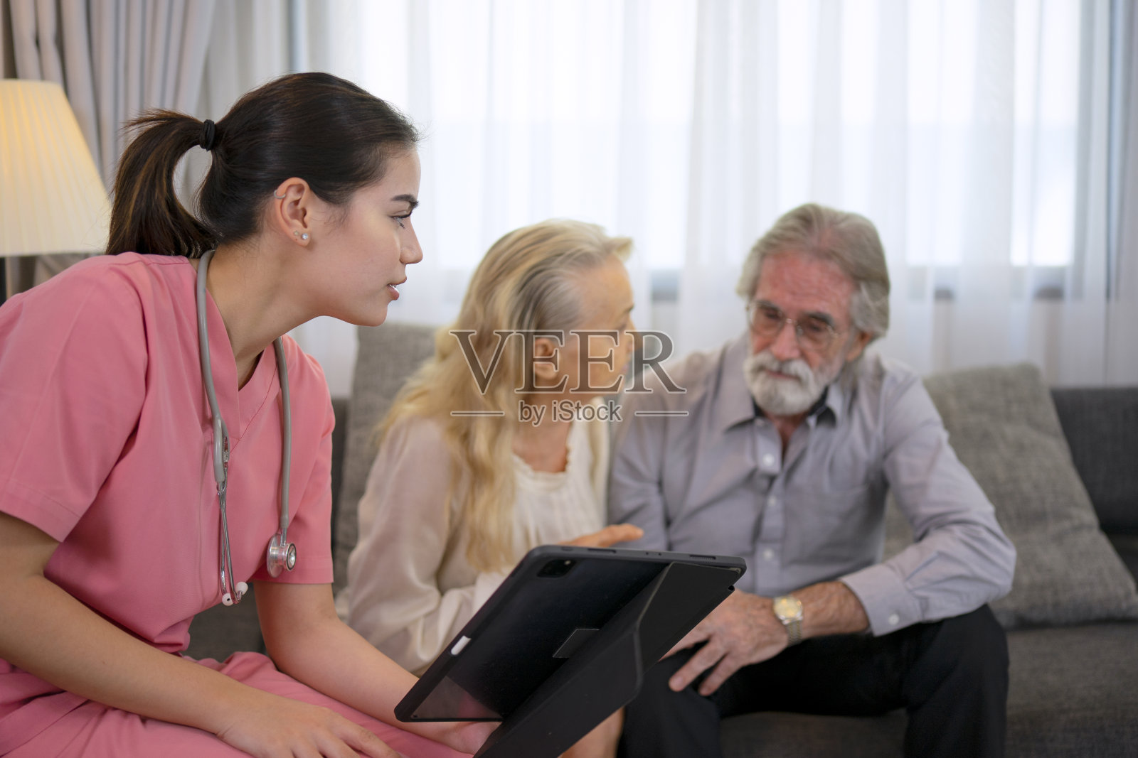 医生去病人家里看病。照片摄影图片