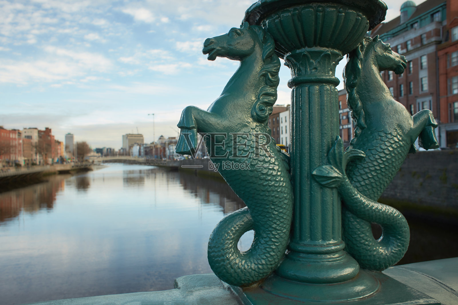 图像的利菲河都柏林从格拉坦桥与海马桥装饰雕像在前面。照片摄影图片