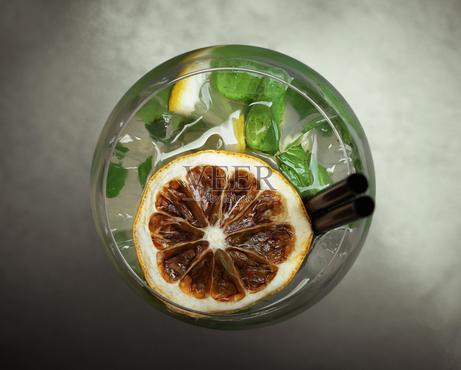 顶部视图的玻璃与莫吉托鸡尾酒特写照片摄影图片