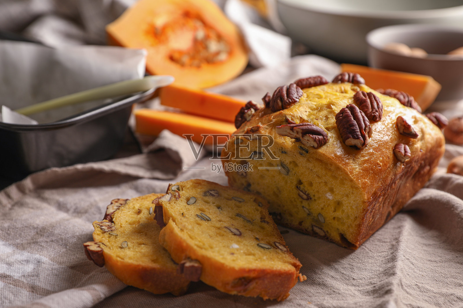 桌布上有美味的南瓜面包和核桃，特写照片摄影图片