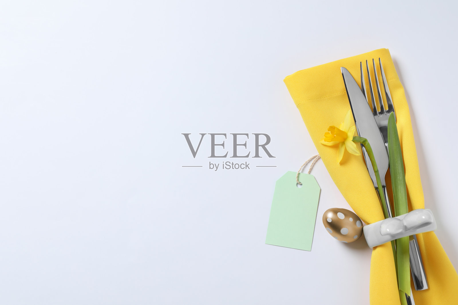 餐具套装，白色背景的彩蛋和水仙花，平面上有文字空间。节日餐桌布置照片摄影图片