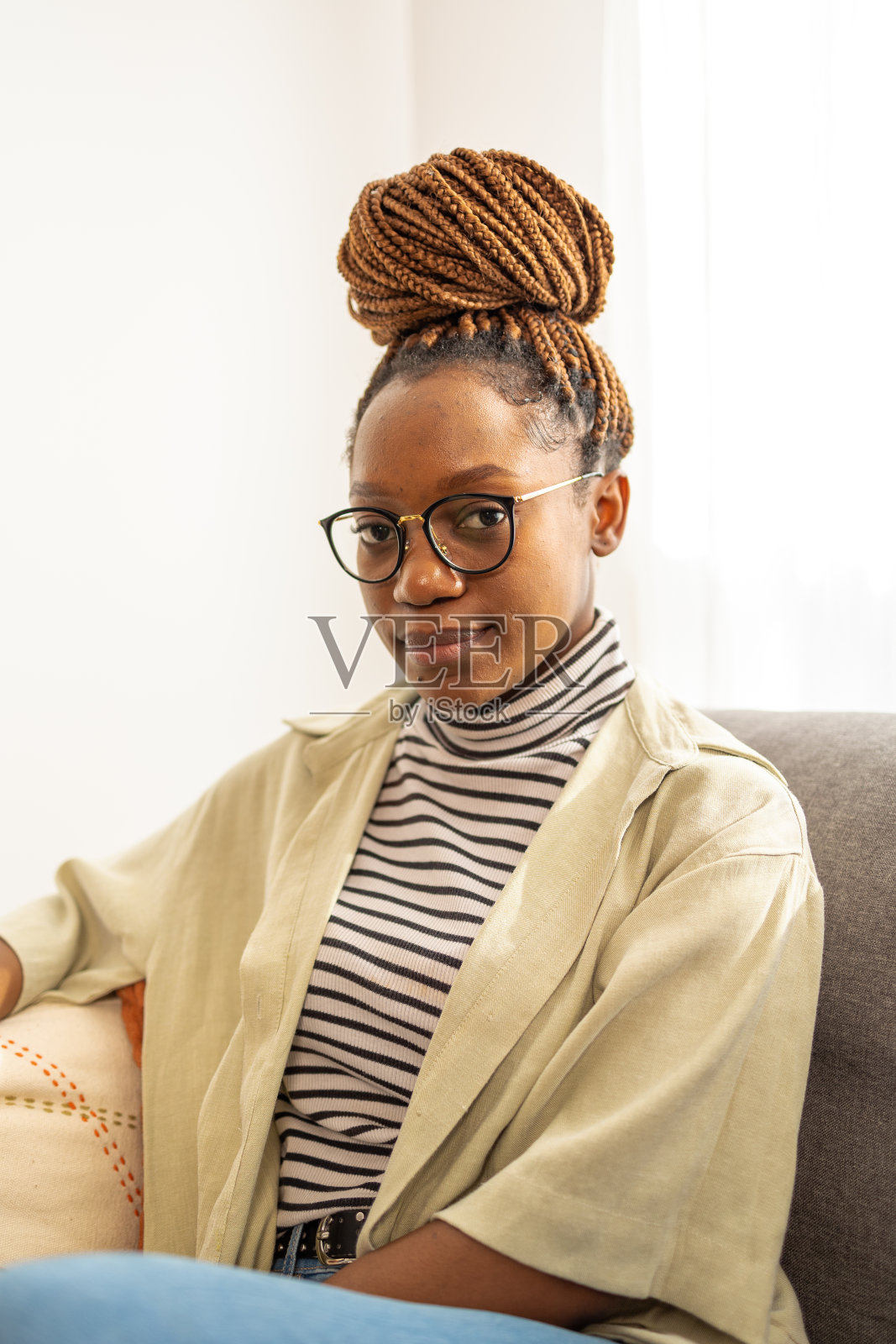 一个微笑的非裔美国妇女的肖像照片摄影图片