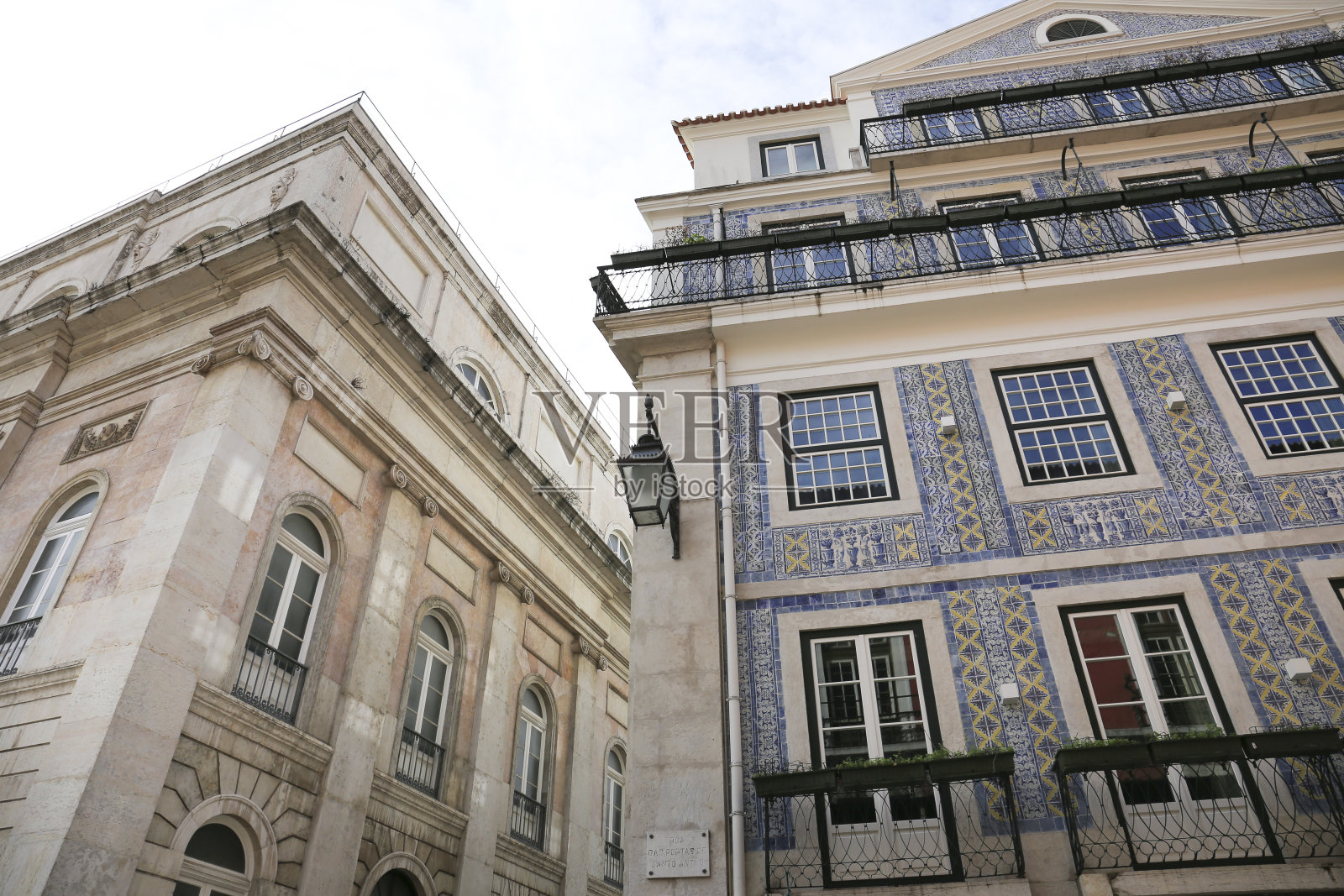 典型的复古葡萄牙立面与白色窗户照片摄影图片