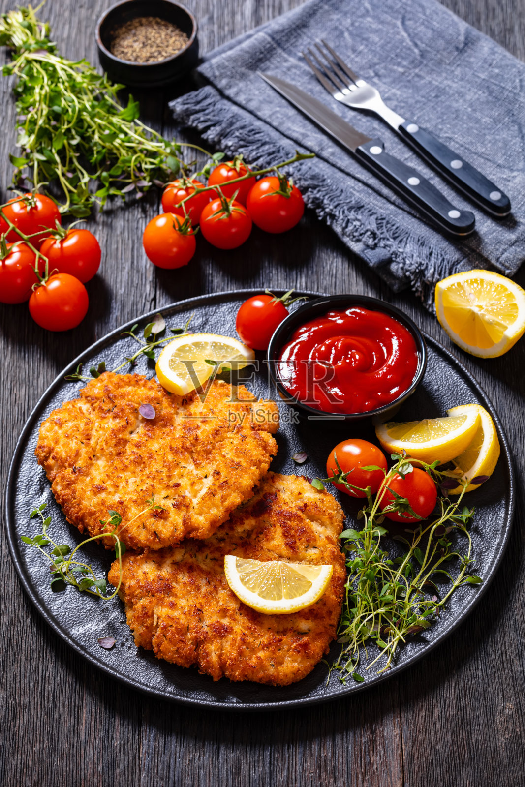 烤面包鸡胸肉照片摄影图片