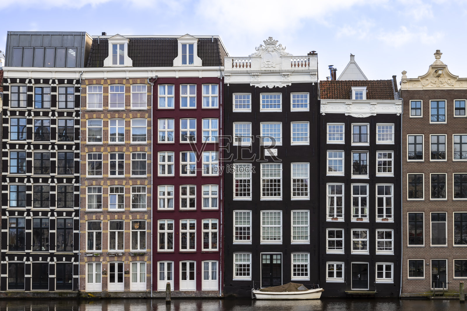 阿姆斯特丹中心Damrak的一排古老的传统阿姆斯特丹房屋。照片摄影图片