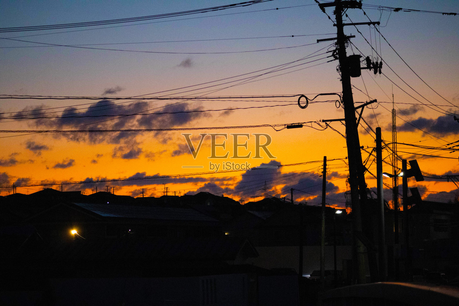 日出前的房子照片摄影图片