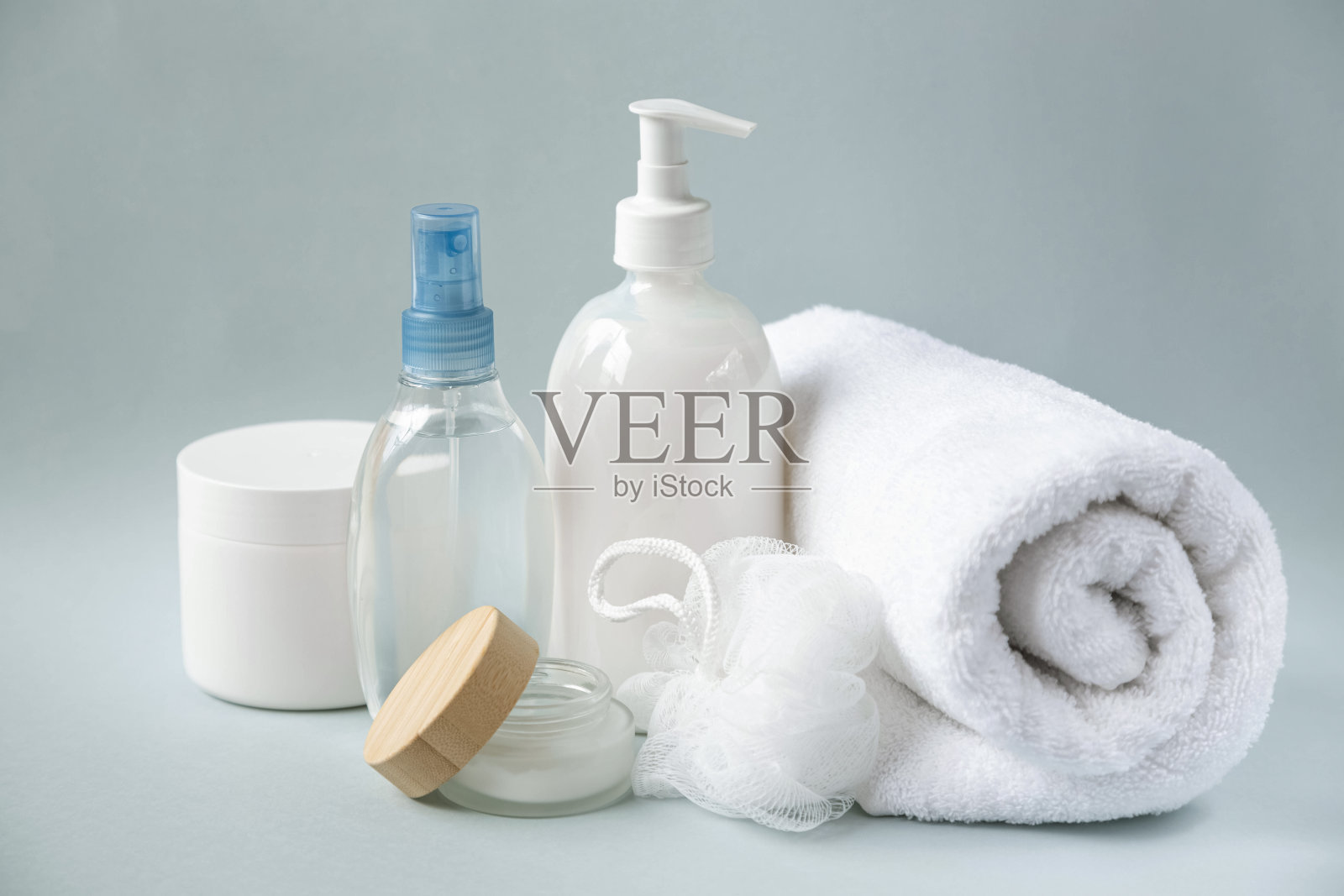 白色的个人卫生用品以灰色为背景。照片摄影图片