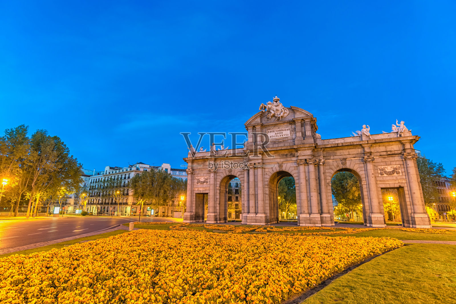 西班牙马德里，阿尔卡拉门的夜晚城市天际线照片摄影图片