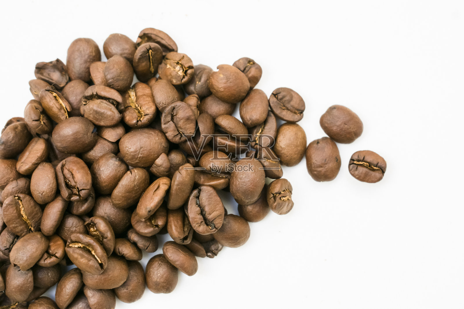 一套新鲜烘焙的咖啡豆孤立在白色背景照片摄影图片