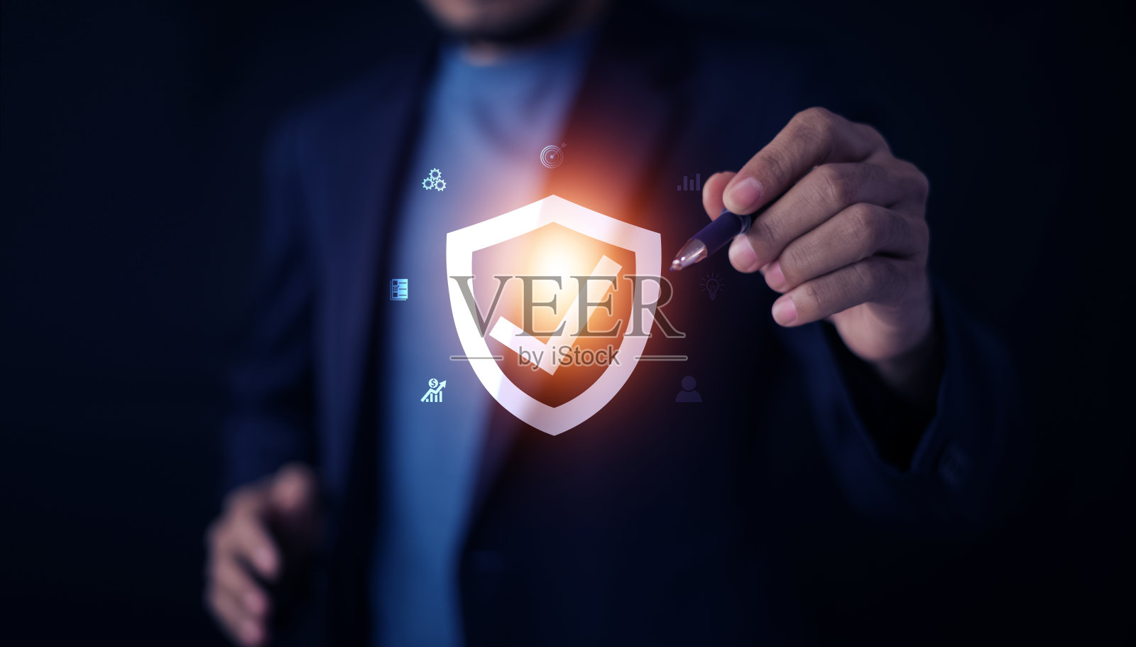 网上买保险的概念，男人用手机网上买保险，人寿保险，家庭保险照片摄影图片