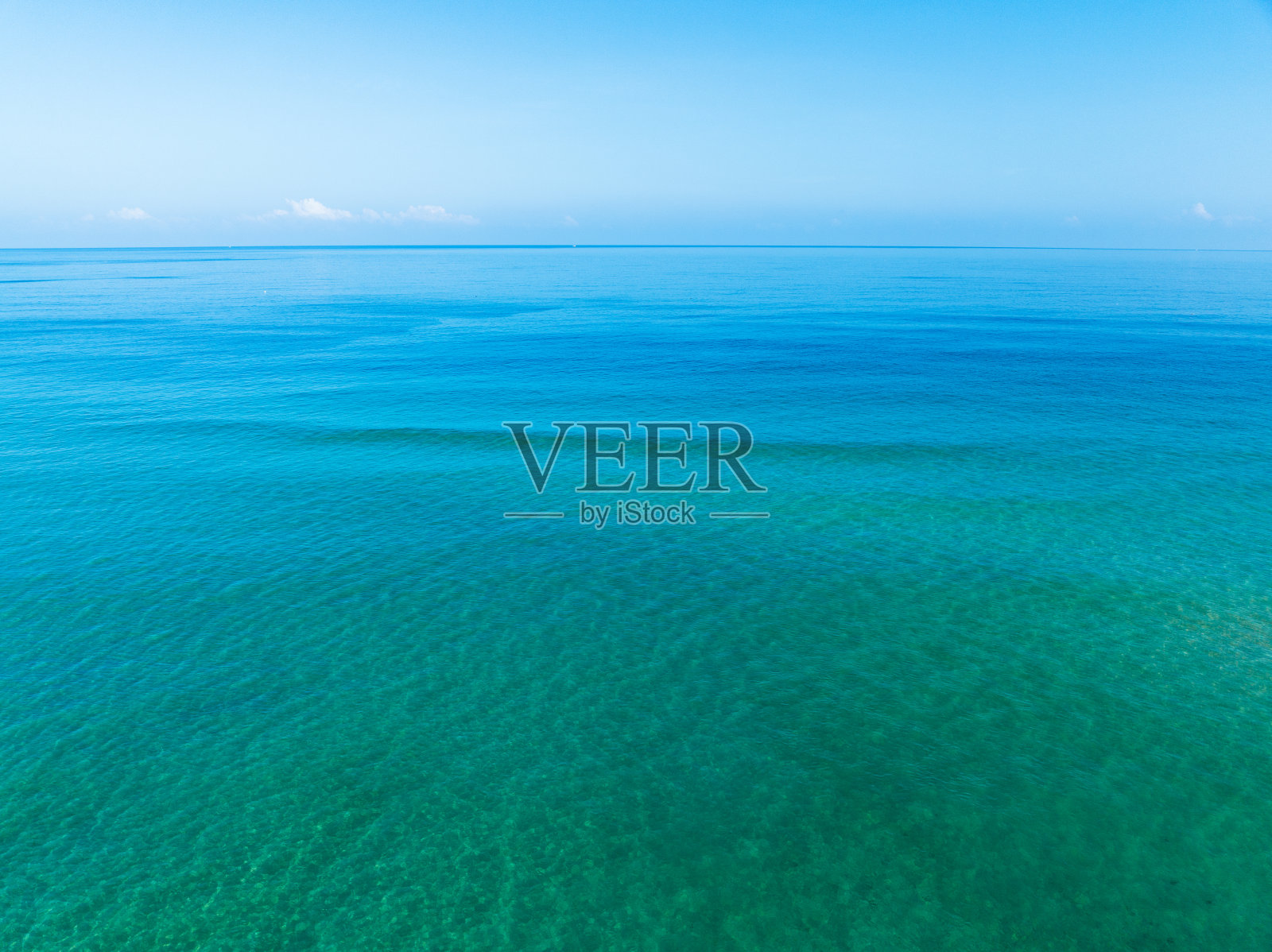 美丽的海水表面蓝天背景。鸟瞰海洋景观自然背景照片摄影图片
