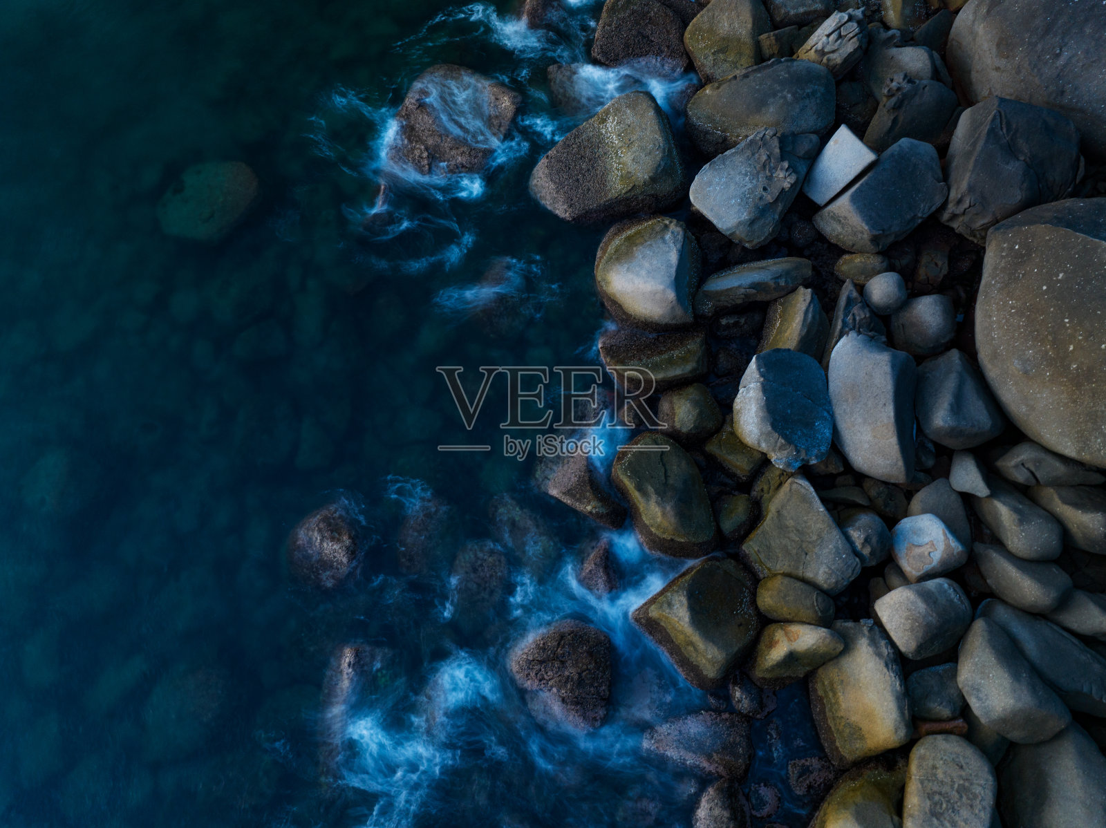 令人惊叹的顶部视图美丽的海岸，鸟瞰岩石上的海浪，日落或日出时美丽的大海照片摄影图片