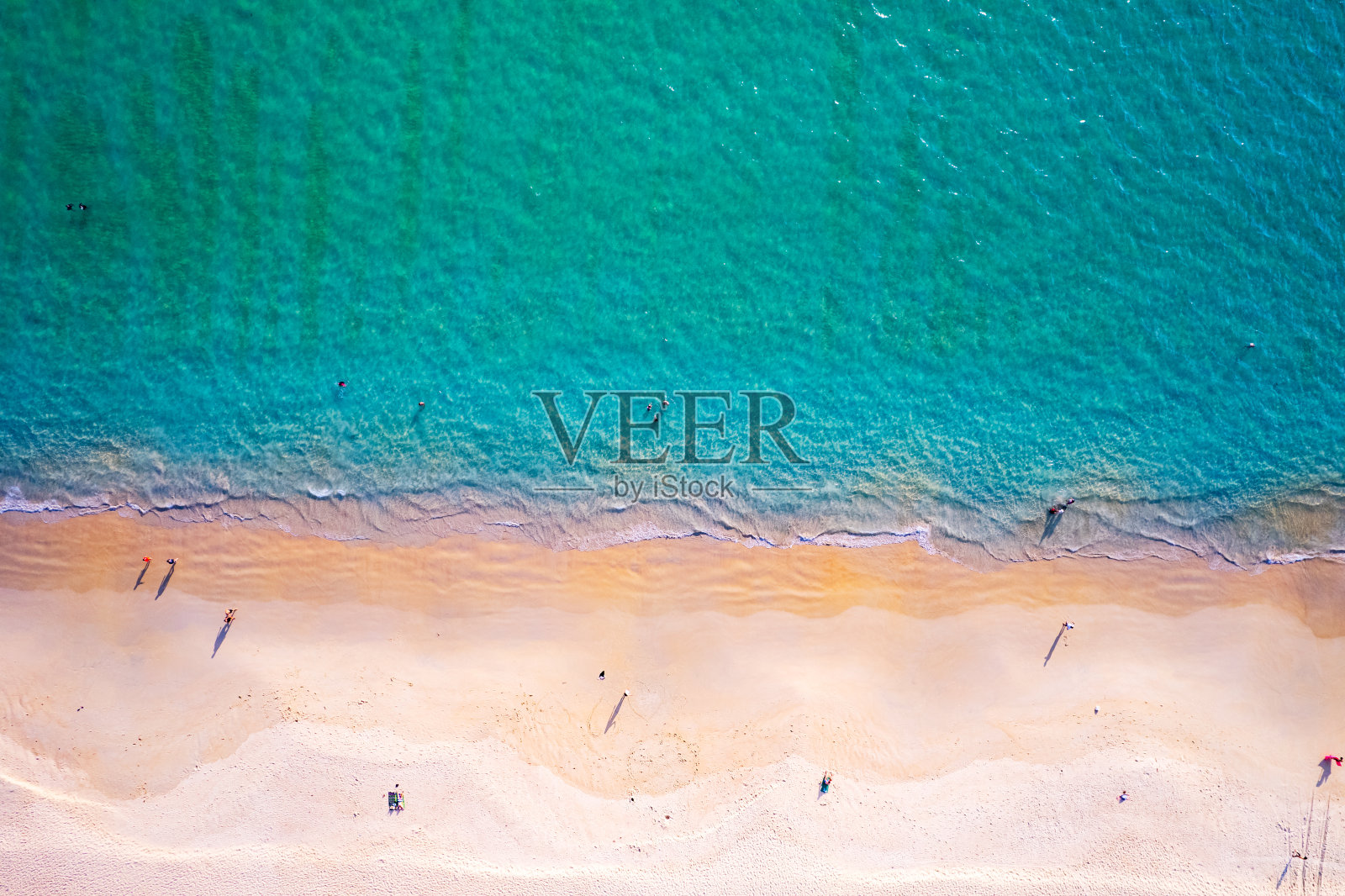 鸟瞰图令人惊叹的沙滩和小波浪美丽的热带海洋在早晨的夏季图像由鸟瞰图无人机拍摄，高角度视角自上而下的海滩沙子照片摄影图片