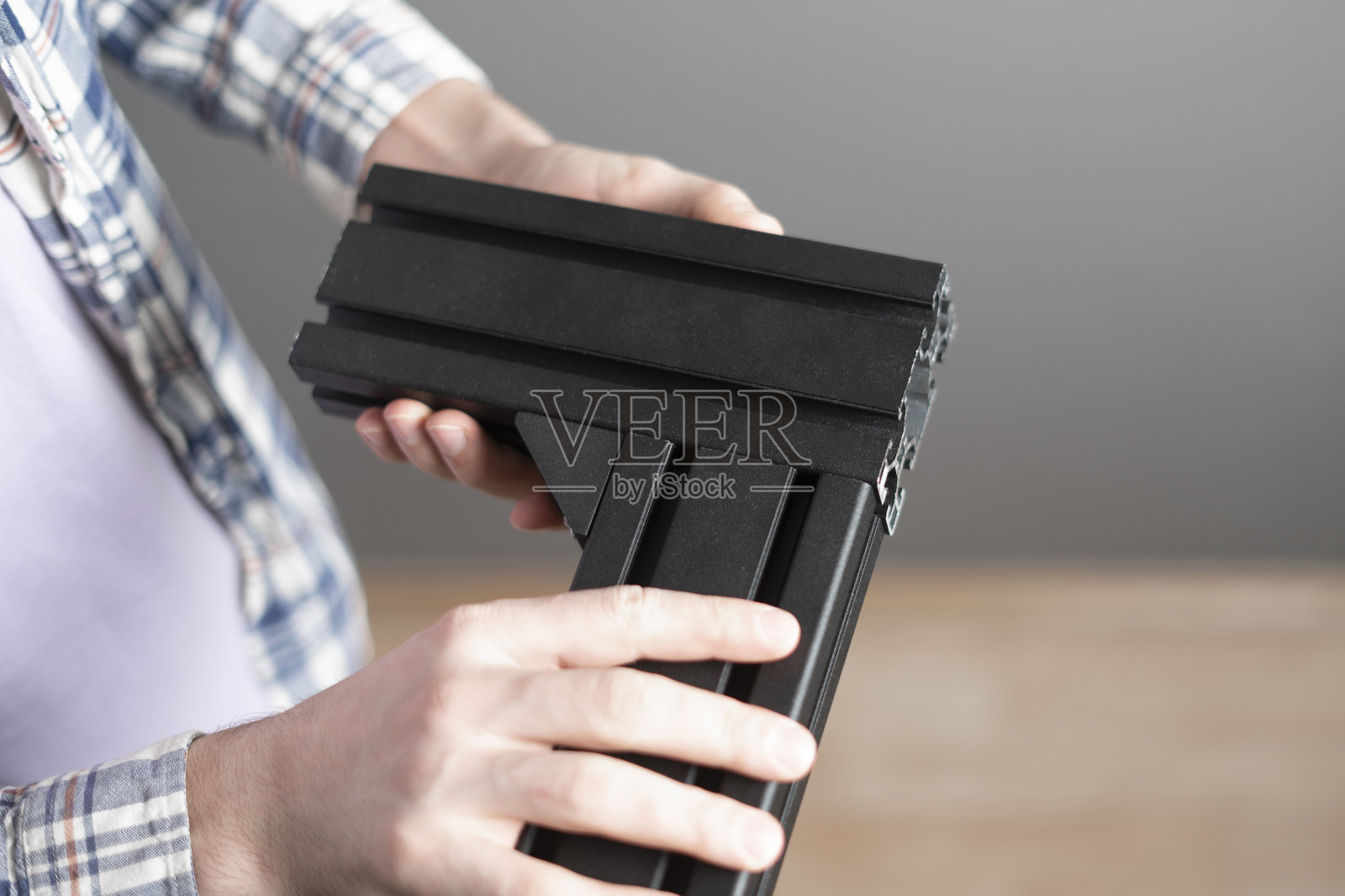 工人连接工业黑色金属型材照片摄影图片