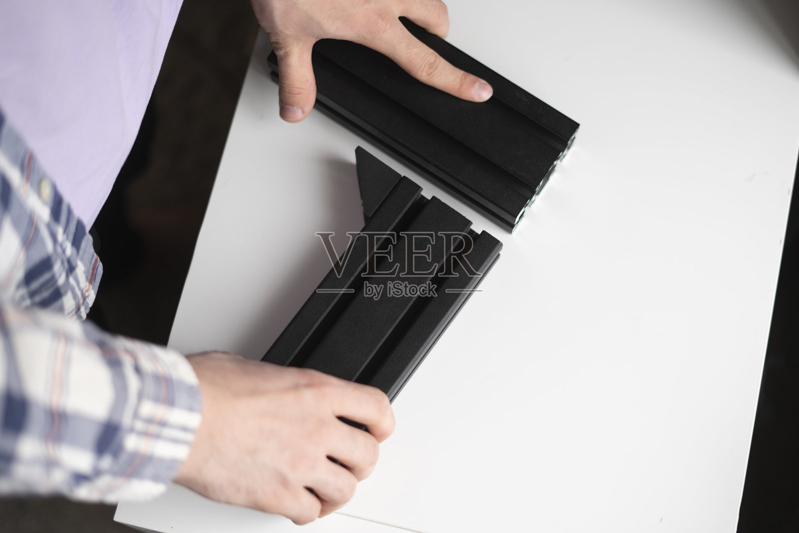 工人连接工业黑色金属型材照片摄影图片