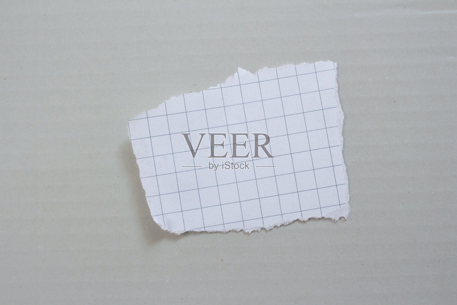 灰色背景上的撕裂纸照片摄影图片