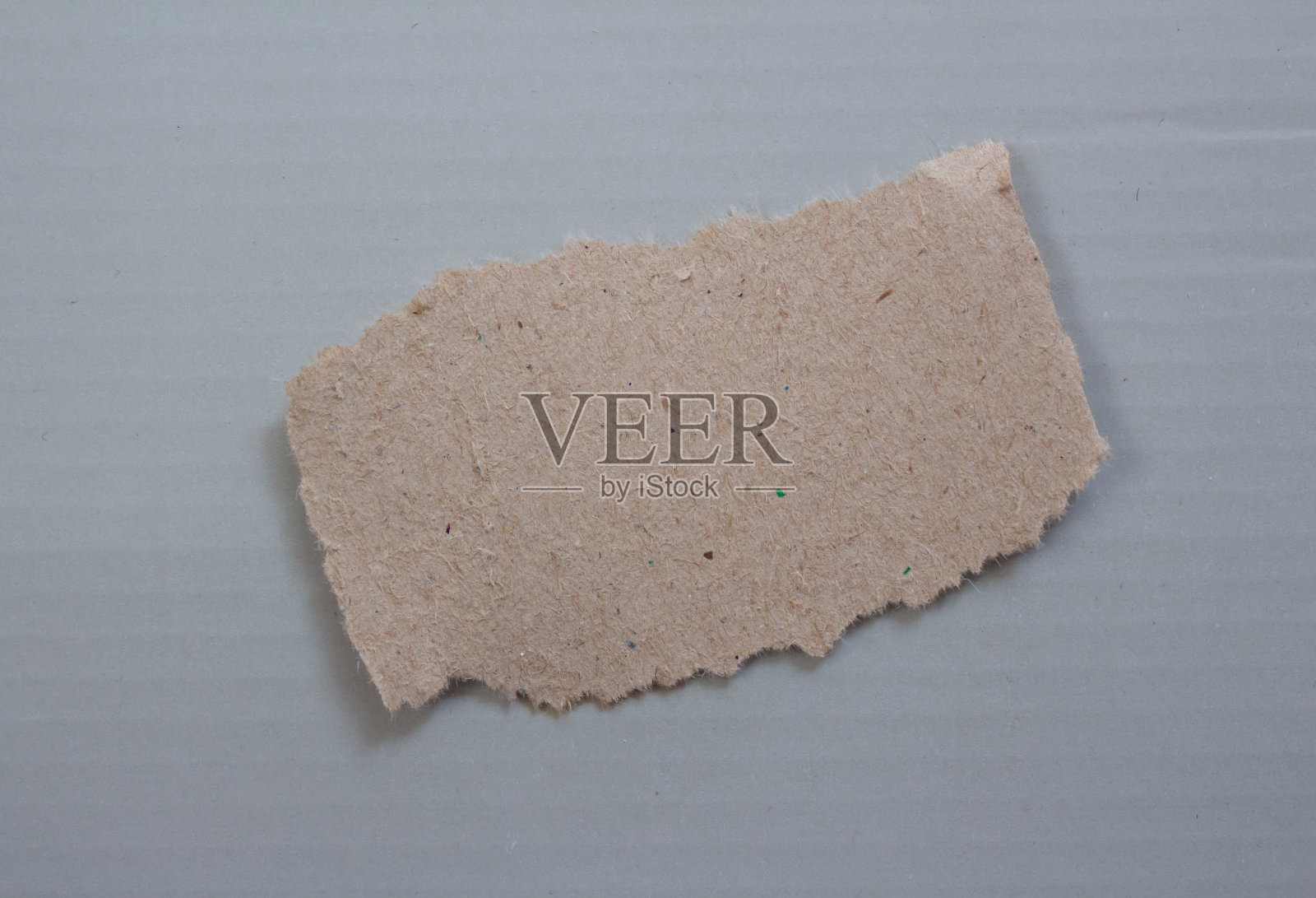 灰色背景上的撕裂纸照片摄影图片