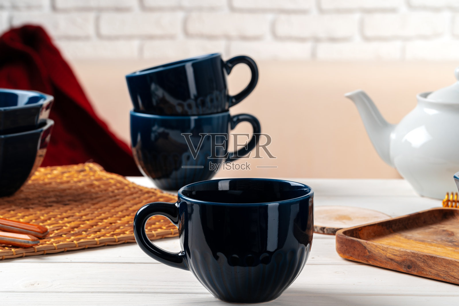 厨房桌上经典的蓝色空陶瓷茶杯照片摄影图片