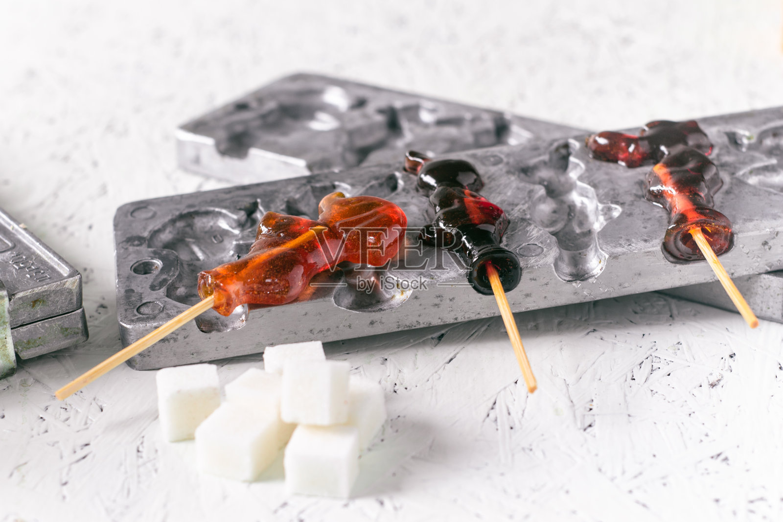 棒棒糖插在棍子上。白色背景上的糖果。自制的糖果照片摄影图片