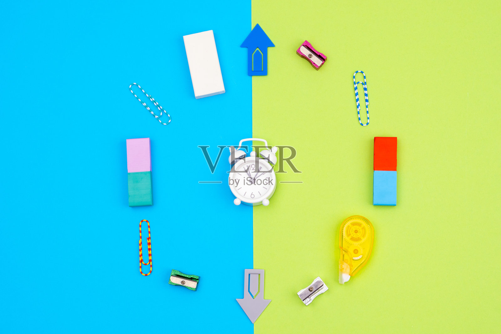 钟面形状的办公室配件。用于标记页面的回形针和贴纸照片摄影图片