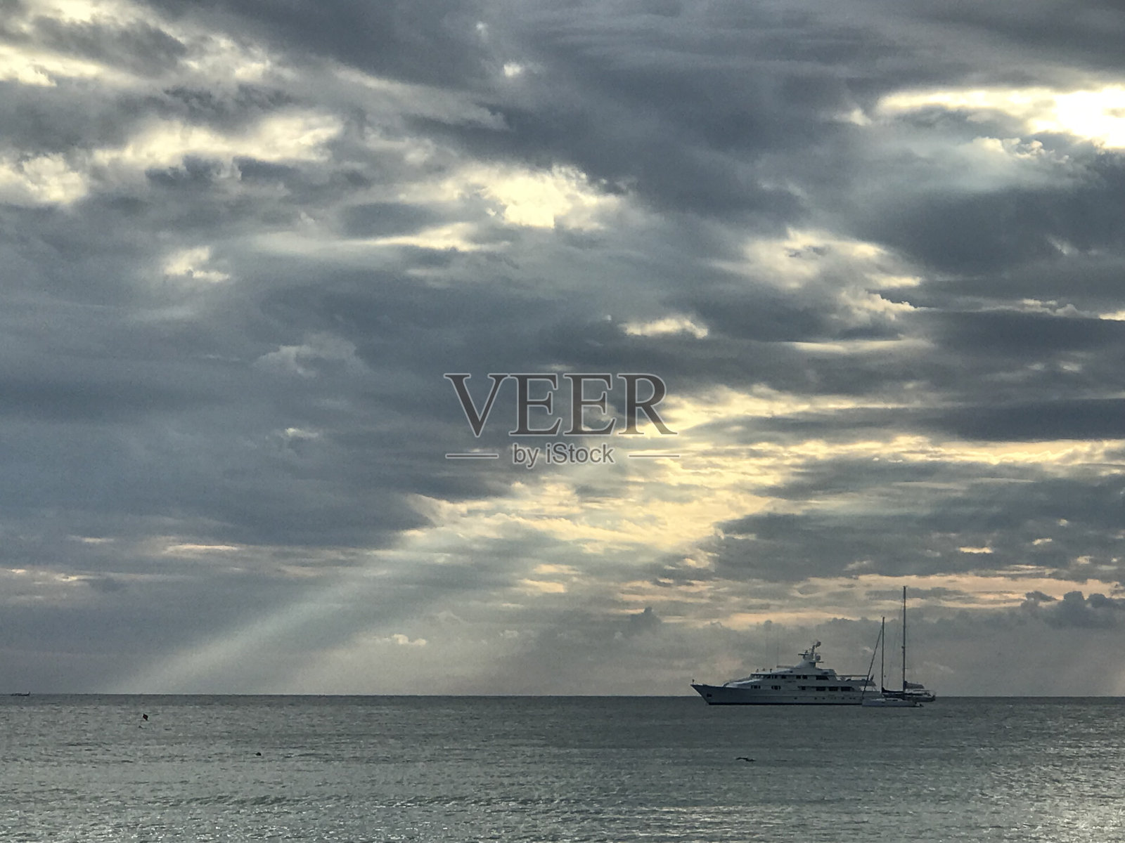 太阳穿过云层照片摄影图片