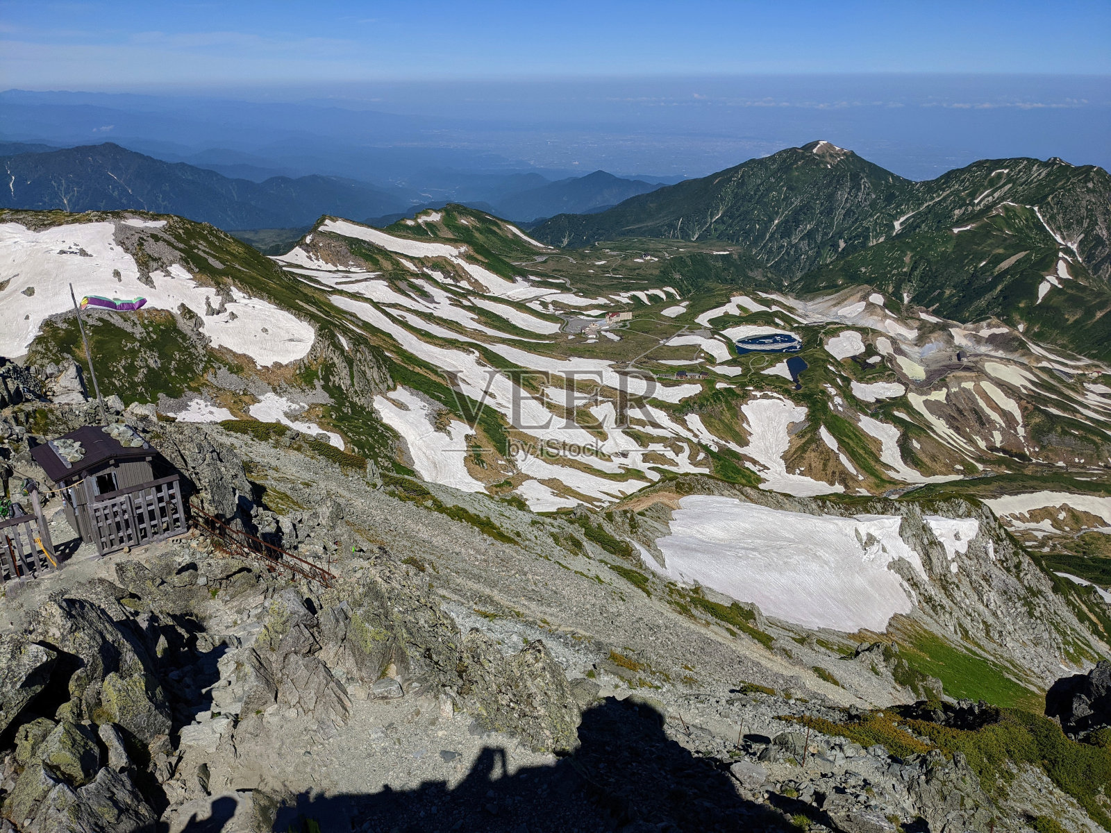 7月，在立山山脉的大山上，俯瞰有积雪的村罗道。日本富山县立山镇照片摄影图片
