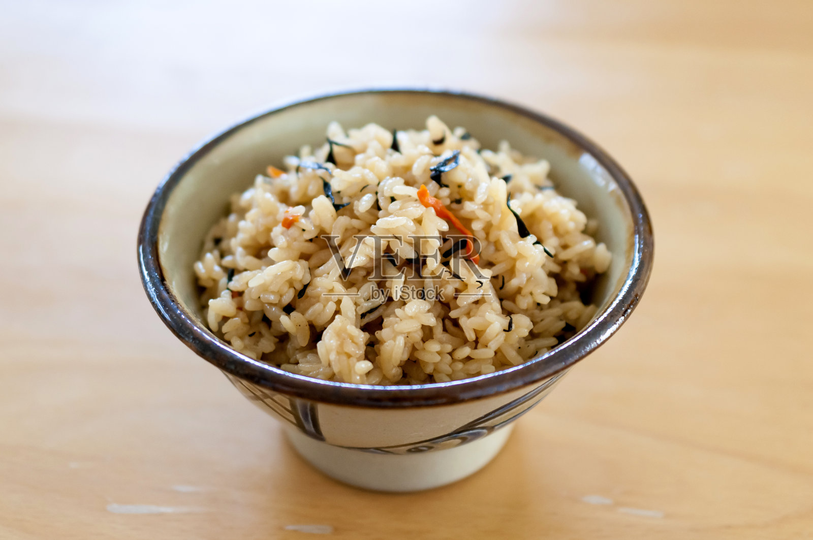 Kufajuicy(冲绳式煮饭)，冲绳菜，日本料理，海草拌饭，胡萝卜和猪肉汤。照片摄影图片