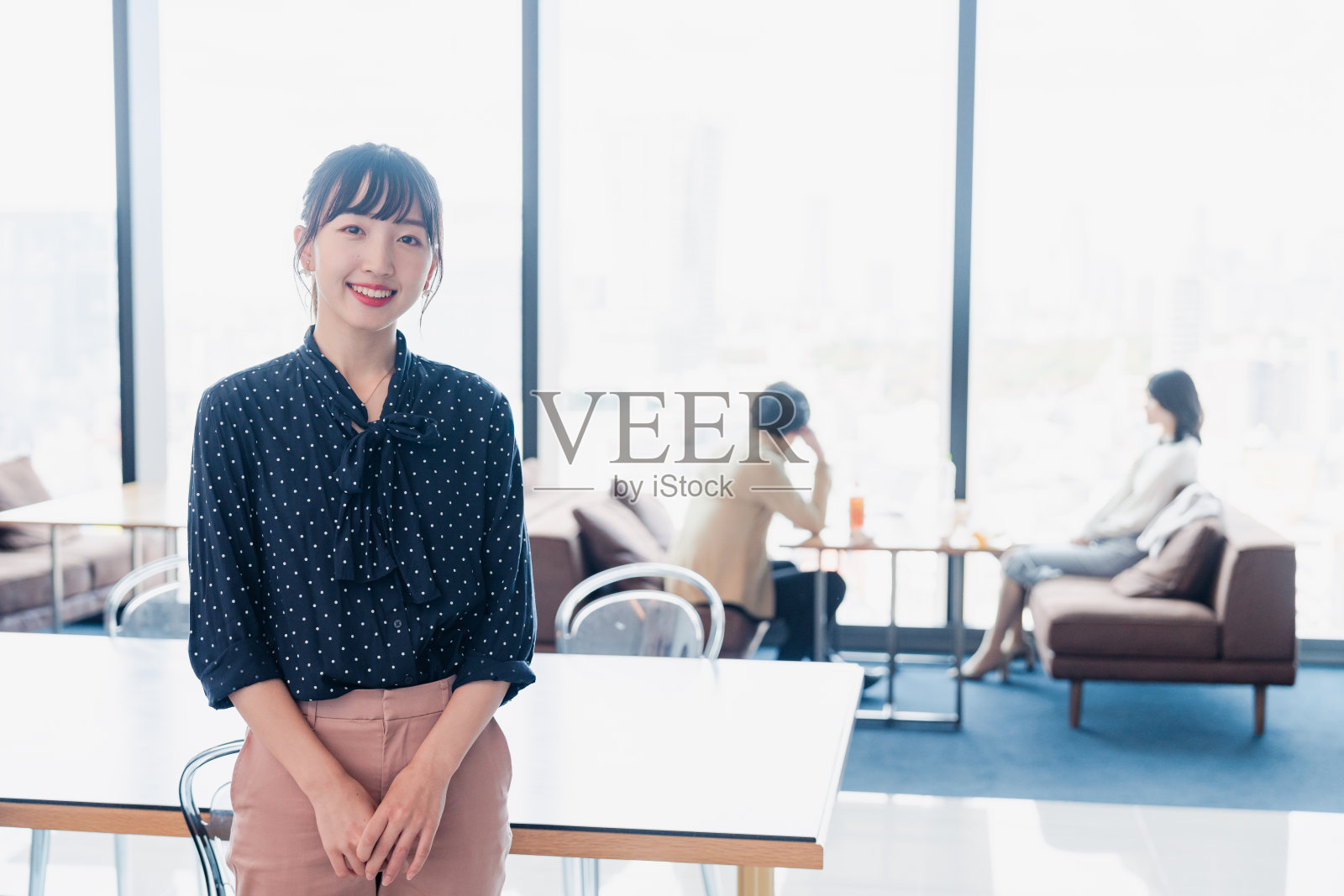 女子在酒店休息室地板上放松照片摄影图片