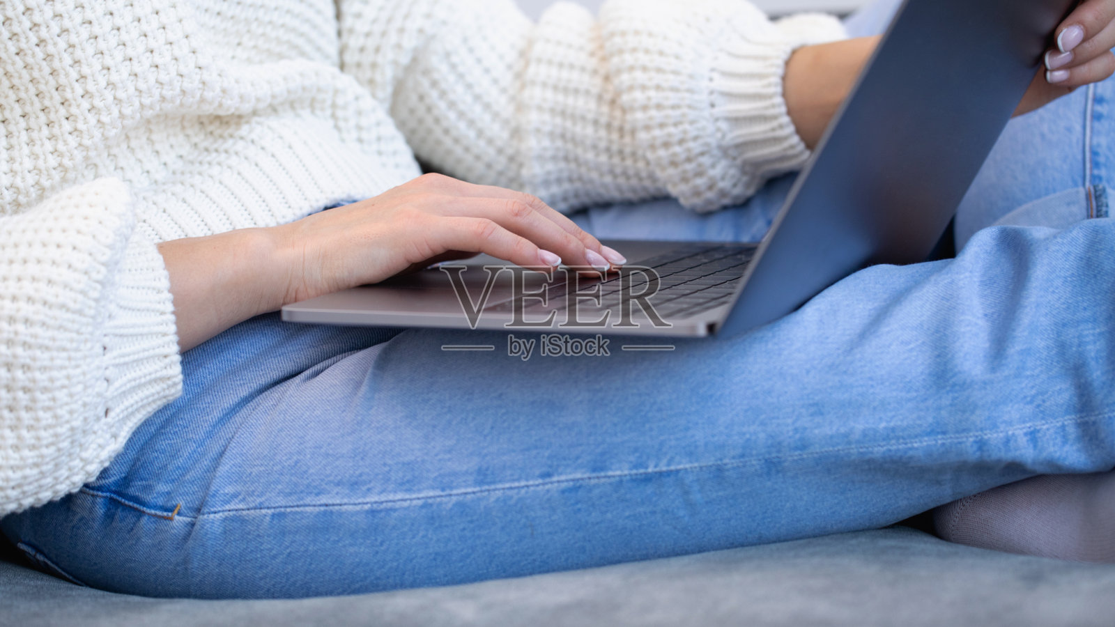 女性的手在笔记本电脑上按键盘的特写镜头。一位女士正在使用笔记本电脑照片摄影图片