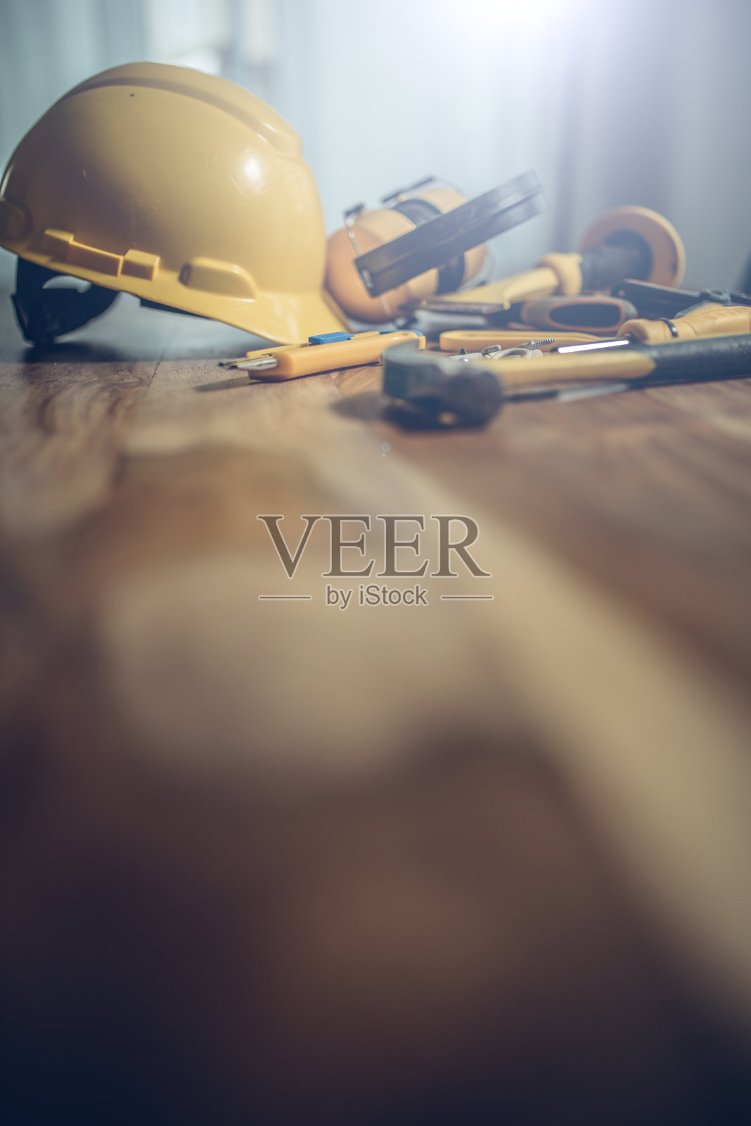 木桌上有建筑工具和一顶黄色头盔照片摄影图片