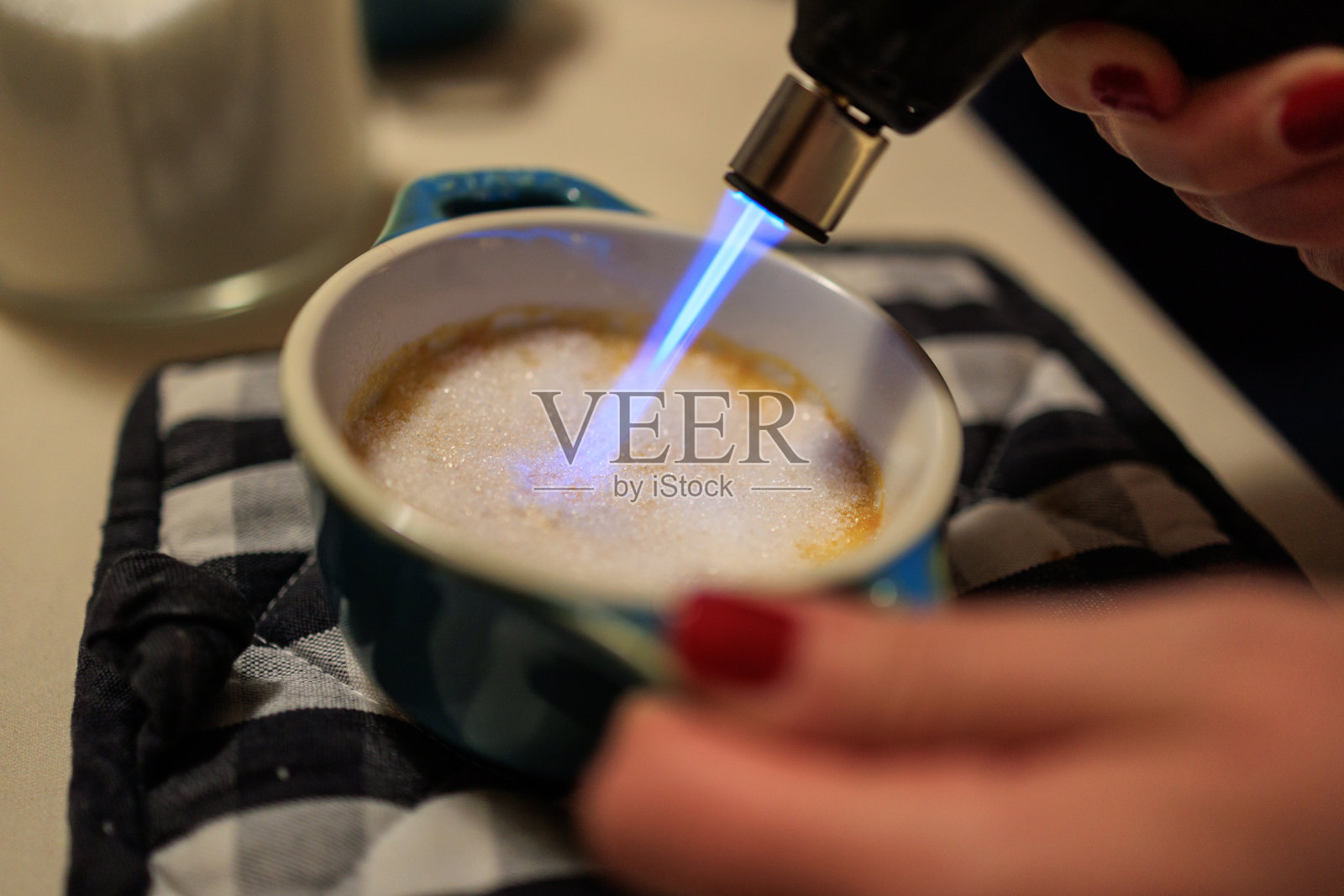 Burning sugar Crème Brûlée dessert照片摄影图片