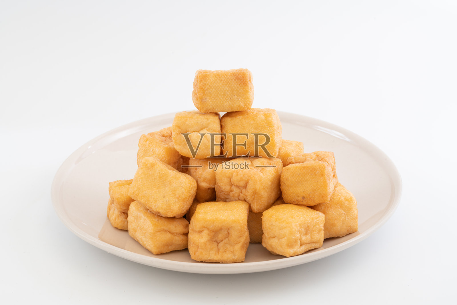 油炸豆腐孤立在白色的背景照片摄影图片